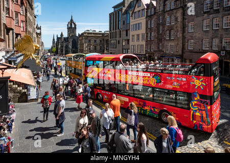 Blick entlang der Royal Mile mit vielen Touristen und Tour Bus in der Altstadt von Edinburgh, Schottland, Großbritannien Stockfoto