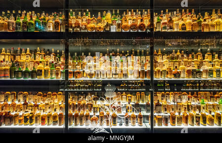 Viele Flaschen Scotch Whisky auf Anzeige an der Scotch Whisky Experience Visitor Centre auf der Royal Mile in Edinburgh, Schottland, Großbritannien Stockfoto