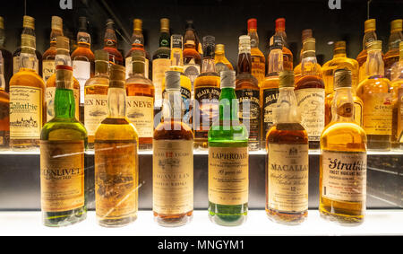 Die ältesten Flaschen Scotch Whisky in der Sammlung bei der Scotch Whisky Experience Visitor Centre auf der Royal Mile in Edinburgh, Schottland, Großbritannien Stockfoto