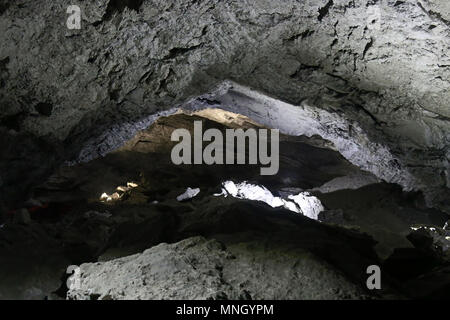 Hälfte - mit Rock und Lehm natürliche Höhle gefüllt. Nach dem Zusammenbruch der Tropfsteinhöhle, Steinschlag. Stockfoto