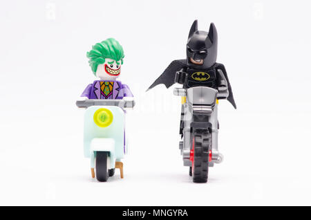 MALAYSIA, 22. April 2018. Mini Bild von Batman und Joker reiten Motorrad. Lego Minifiguren sind von der Lego Gruppe hergestellt. Stockfoto