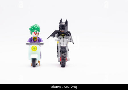 MALAYSIA, 22. April 2018. Mini Bild von Batman und Joker reiten Motorrad. Lego Minifiguren sind von der Lego Gruppe hergestellt. Stockfoto