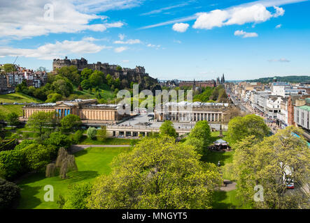 Skyline von Princes Street Gardens und Edinburgh Castle, die Scottish National Gallery (L) und der Royal Scottish Academy (R) in Edinburgh, Schottland, Großbritannien Stockfoto