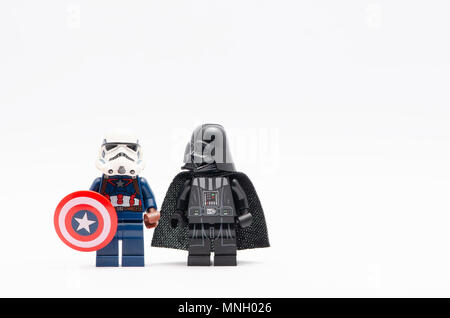 Mini Figur des Captain America tragen Storm Trooper Helm hält ein Schild mit Darth Vader zu beobachten. Lego Minifiguren sind von der Lego hergestellt Stockfoto