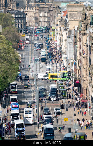 Viel Verkehr auf der Princes Street Einkaufsstraße im Zentrum von Edinburgh, Schottland, Großbritannien Stockfoto