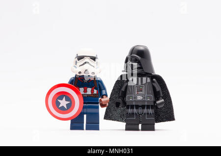 Mini Figur des Captain America tragen Storm Trooper Helm hält ein Schild mit Darth Vader zu beobachten. Lego Minifiguren sind von der Lego hergestellt Stockfoto