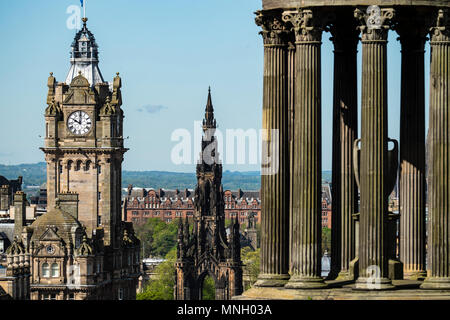 Blick auf den Uhrturm auf Balmoral Hotel, Scott Monument und Dugald Stewart Denkmal in Edinburgh, Schottland, Großbritannien. Stockfoto