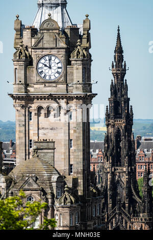 Blick auf den Uhrturm auf Balmoral Hotel und Scott Monument an der Princes Street in Edinburgh, Schottland, Großbritannien. Stockfoto
