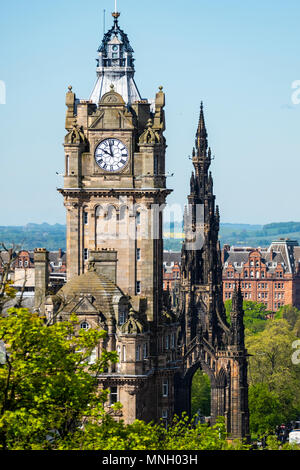 Blick auf den Uhrturm auf Balmoral Hotel und Scott Monument an der Princes Street in Edinburgh, Schottland, Großbritannien. Stockfoto