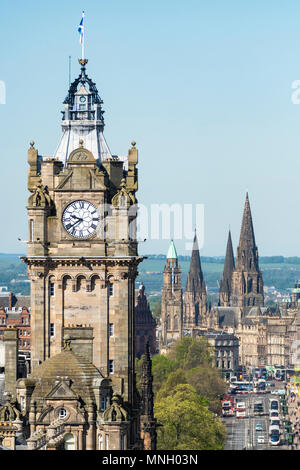 Blick auf den Uhrturm auf Balmoral Hotel an der Princes Street in Edinburgh, Schottland, Großbritannien. Stockfoto