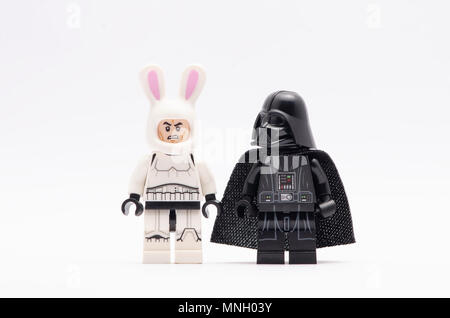 Mini Abbildung von Storm Trooper tragen bunny Helm mit Darth Vader zu beobachten. Lego Minifiguren sind von der Lego Gruppe hergestellt. Stockfoto