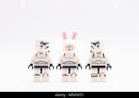 Mini Abbildung von Storm troopers mit einer von ihnen tragen bunny Helm. Lego Minifiguren sind von der Lego Gruppe hergestellt. Stockfoto