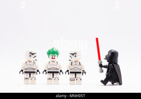 Mini Abbildung von Darth Vader, Storm Trooper im Einklang mit einer von ihnen ist Joker. Lego Minifiguren sind von der Lego Gruppe hergestellt. Stockfoto