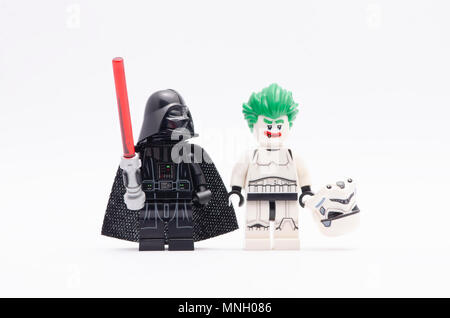 Mini Figur des Darth Vader ansehen Joker in Storm Trooper. Lego Minifiguren sind von der Lego Gruppe hergestellt. Stockfoto