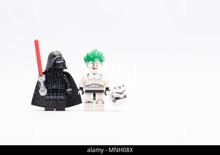 Mini Figur des Darth Vader ansehen Joker in Storm Trooper. Lego Minifiguren sind von der Lego Gruppe hergestellt. Stockfoto