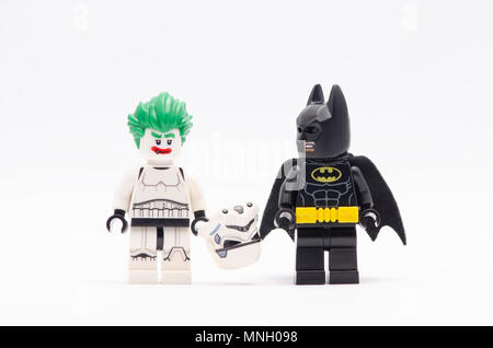 Mini Abbildung von Batman, Joker in Storm Trooper. Lego Minifiguren sind von der Lego Gruppe hergestellt. Stockfoto