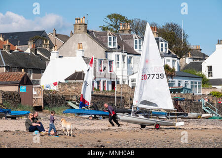 Segeln Boote am Strand von Lower Largo Dorf in Fife, Schottland, Vereinigtes Königreich Stockfoto