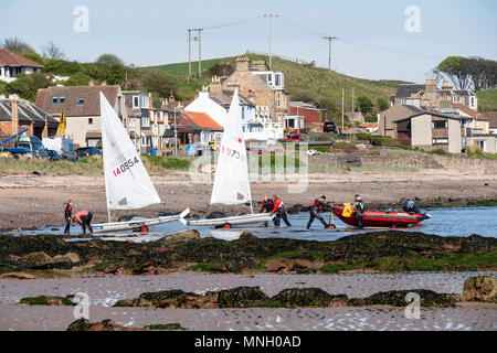 Segeln Boote am Strand von Lower Largo Dorf in Fife, Schottland, Vereinigtes Königreich Stockfoto