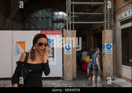 Mantova. Gerüst pro die Wiederherstellung von Gebäuden beschädigt durch die 2014 hearthquake. Italien. Stockfoto