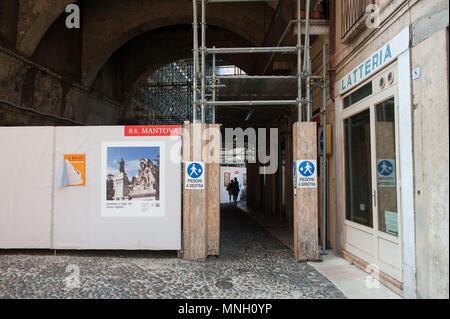 Mantova. Gerüst pro die Wiederherstellung von Gebäuden beschädigt durch die 2014 hearthquake. Italien. Stockfoto