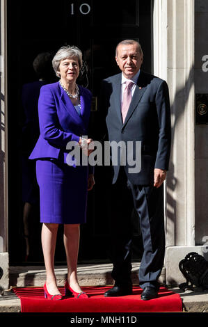 Der britische Premierminister Theresa May trifft Präsidenten der Türkei, Recep Tayyip Erdogann an Nr. 10 Downing St während einer dreitägigen Besuch in Großbritannien. Stockfoto