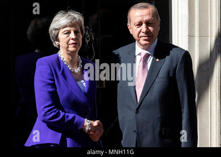 Der britische Premierminister Theresa May trifft Präsidenten der Türkei, Recep Tayyip Erdogann an Nr. 10 Downing St während einer dreitägigen Besuch in Großbritannien. Stockfoto