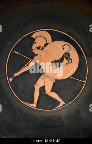 Berlin. Deutschland. Altes Museum. Dachgeschoss Rot - Abbildung Schale/Kylix, Trinkbecher von Oltos: Der Tod des Patroklos, Tondo, ein Krieger, der Topf gemacht Stockfoto