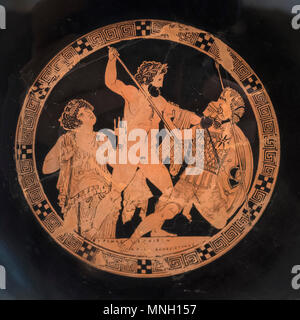 Berlin. Deutschland. Altes Museum. Dachgeschoss Rot - Abbildung Trinkbecher/Kylix von Aristophanes: Kampf gegen die Riesen. Durch den Töpfer und die unterzeichnete Erginos Stockfoto