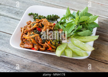 Wokgemüse mit würzigen, Thai Food, Reis in Schale auf Holztisch Stockfoto