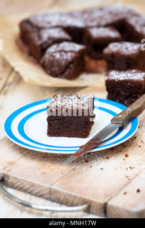 Hausgemachte Schokolade Brownies auf einem Holz Hintergrund Stockfoto