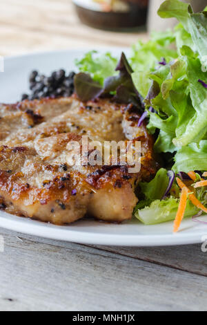 Schweinesteak Hals mit Gemüse und Paprika Stockfoto