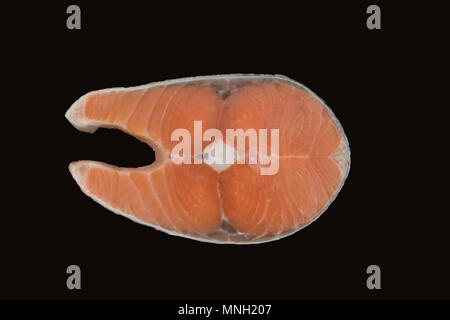 Roher Lachs Steak isolieren auf dem Schwarzen Stockfoto