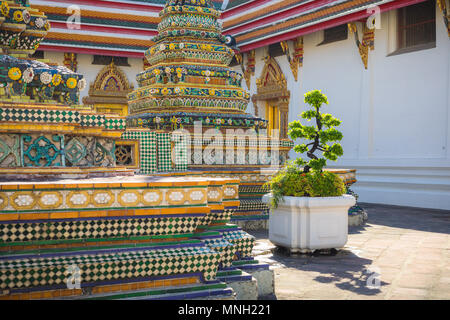 Gebäude und vielen verzierten Chedis des Wat Pho Tempel in Bangkok, der an einem sonnigen Tag Stockfoto