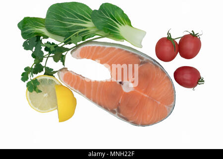 Roher Lachs Steak mit Gemüse, Lebensmittel und Gemüse Konzept isoliert Stockfoto