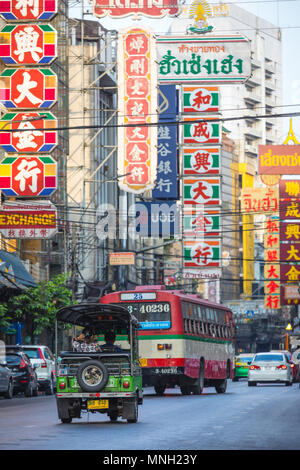 Chinatown, Bangkok, Thailand - 26. März 2017: viel Verkehr mit bunten Plakatwand in Yaowarat Road, berühmte Straße von Chinatown Stockfoto