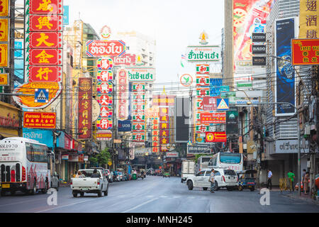 Chinatown, Bangkok, Thailand - 26. März 2017: viel Verkehr mit bunten Plakatwand in Yaowarat Road, berühmte Straße von Chinatown Stockfoto