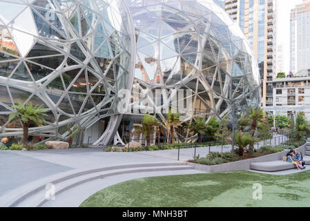 Die Amazon Unternehmen weltweit Hauptsitz in Seattle Washington Nachmittagssonne, Liegewiese auf dem Campus mit Familie sitzt. Stockfoto