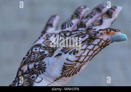 Kunst und Vielfalt. Eine Nahaufnahme der Hand einer Frau mit mehndi Design, durch eine Henna artist an Shilparamam Kunst & Handwerk Dorf, Hyderabad, Indien angewendet. Stockfoto