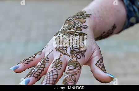 Kunst und Vielfalt. Eine Nahaufnahme der Hand einer Frau mit mehndi Design, durch eine Henna artist an Shilparamam Kunst & Handwerk Dorf, Hyderabad, Indien angewendet. Stockfoto