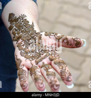 Mehndi paste Trocknen an Hand einer Frau, die durch ein Henna artist an Shilparamam Kunst und Handwerk Dorf, Hyderabad, Indien angewendet. Kunst Förderung der Vielfalt. Stockfoto