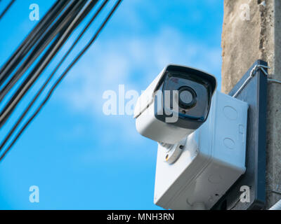 Closed-circuit-Kamera auf weißen Wolken Hintergrund, Closed-circuit-Kamera auf elektrische Pole, Stockfoto