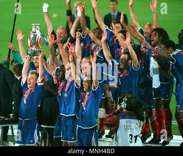 Fußball: Feijenoord Stadion in Rotterdam, Niederlande 02/07/2000 UEFA Euro 2000 Turnier finale Frankreich gegen Italien 2:1------- Turnier Sieger Frankreich mit der Schale Stockfoto