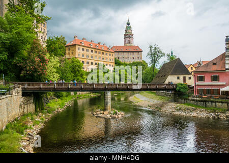 Dramatischer Himmel über Cesky Krumlov an der Moldau mit seiner Burg, Tschechische Republik Stockfoto