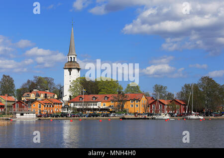 Mariefred, Schweden - 11. Mai, 2013; Blick auf die Kleinstadt Mariefred Waterfront mit dem Hafen eine Kirche. Stockfoto