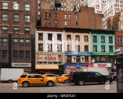 New York, New York, USA. Februar 1, 2018. Ansicht der 6. Avenue in Midtown Manhattan, New York an einem Wochentag nachmittags Stockfoto