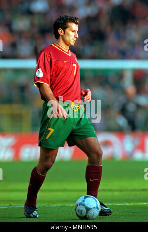 Fußball: Stade ROI Baudouin Brüssel Belgien 28.6.00, UEFA Euro 2000 Turnier, Halbfinale Frankreich (weiß) gegen Portugal (rot) 2:1 - - - Luis Figo (Portugal) Stockfoto