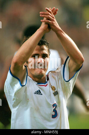 Fußball: Stade ROI Baudouin Brüssel Belgien 28.6.00, UEFA Euro 2000 Turnier, Halbfinale Frankreich (weiß) gegen Portugal (rot) 2:1 - - - BIXENTE LIZRAZU (Frankreich) Stockfoto