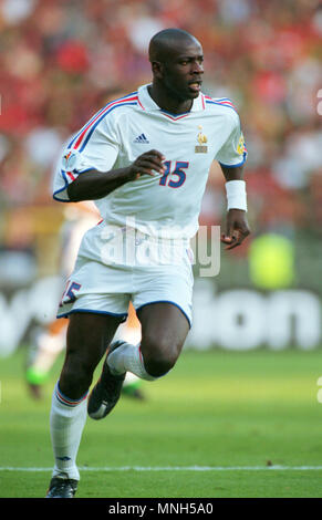 Fußball: Stade ROI Baudouin Brüssel Belgien 28.6.00, UEFA Euro 2000 Turnier, Halbfinale Frankreich (weiß) gegen Portugal (rot) 2:1------- Lilian Thuram (Frankreich) Stockfoto