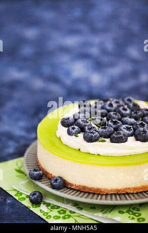 Köstliche Key Lime Käsekuchen mit frischen Blaubeeren eingerichtet Stockfoto