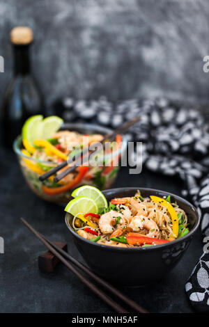 Köstliche asiatische Reis Glas Nudeln mit Garnelen und Gemüse (Wok) Stockfoto